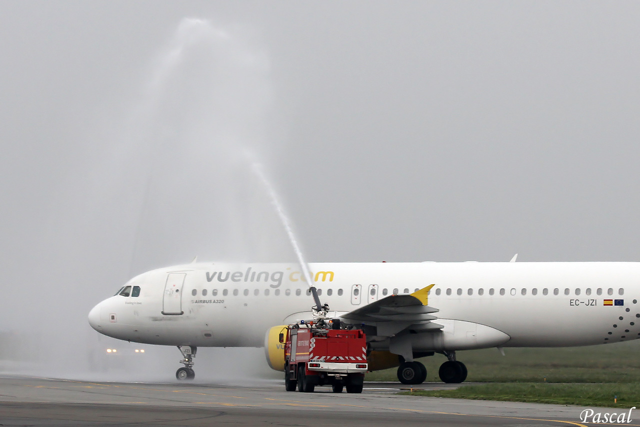 Vueling Airbus A320-214  EC-JZI le 29.03.13 - Page 2 Vueling-19-copie-3d0cdd1