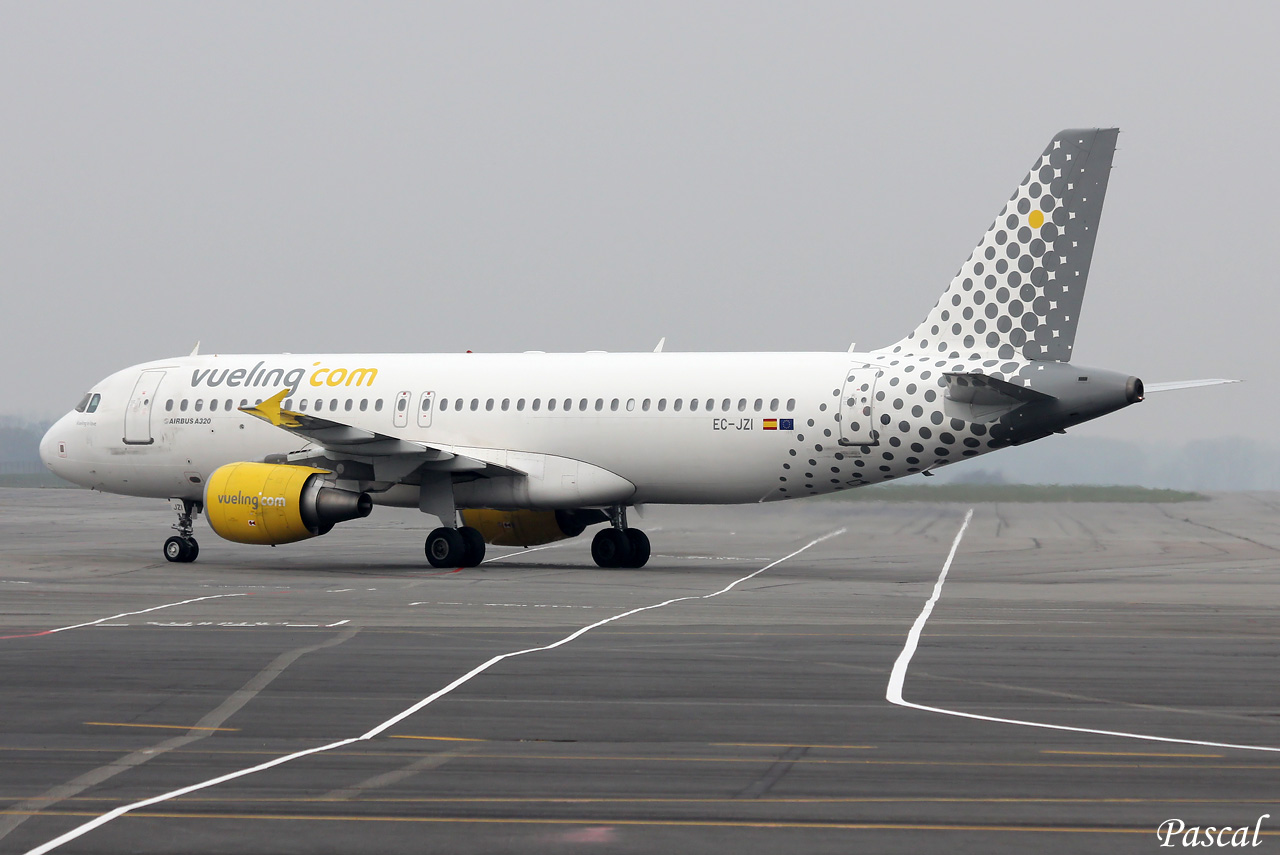 Vueling Airbus A320-214  EC-JZI le 29.03.13 - Page 2 Vueling-20-copie-3d0cdeb