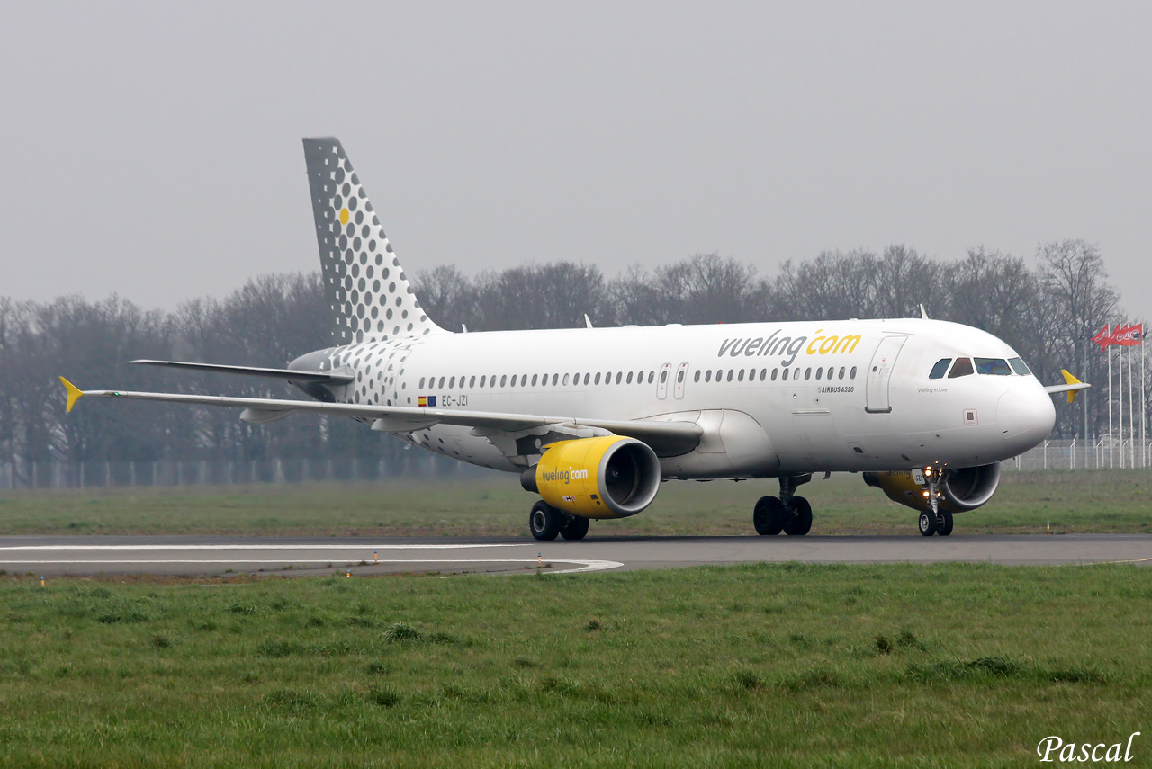 Vueling Airbus A320-214  EC-JZI le 29.03.13 - Page 2 Vueling-17-copie-3d0cd95