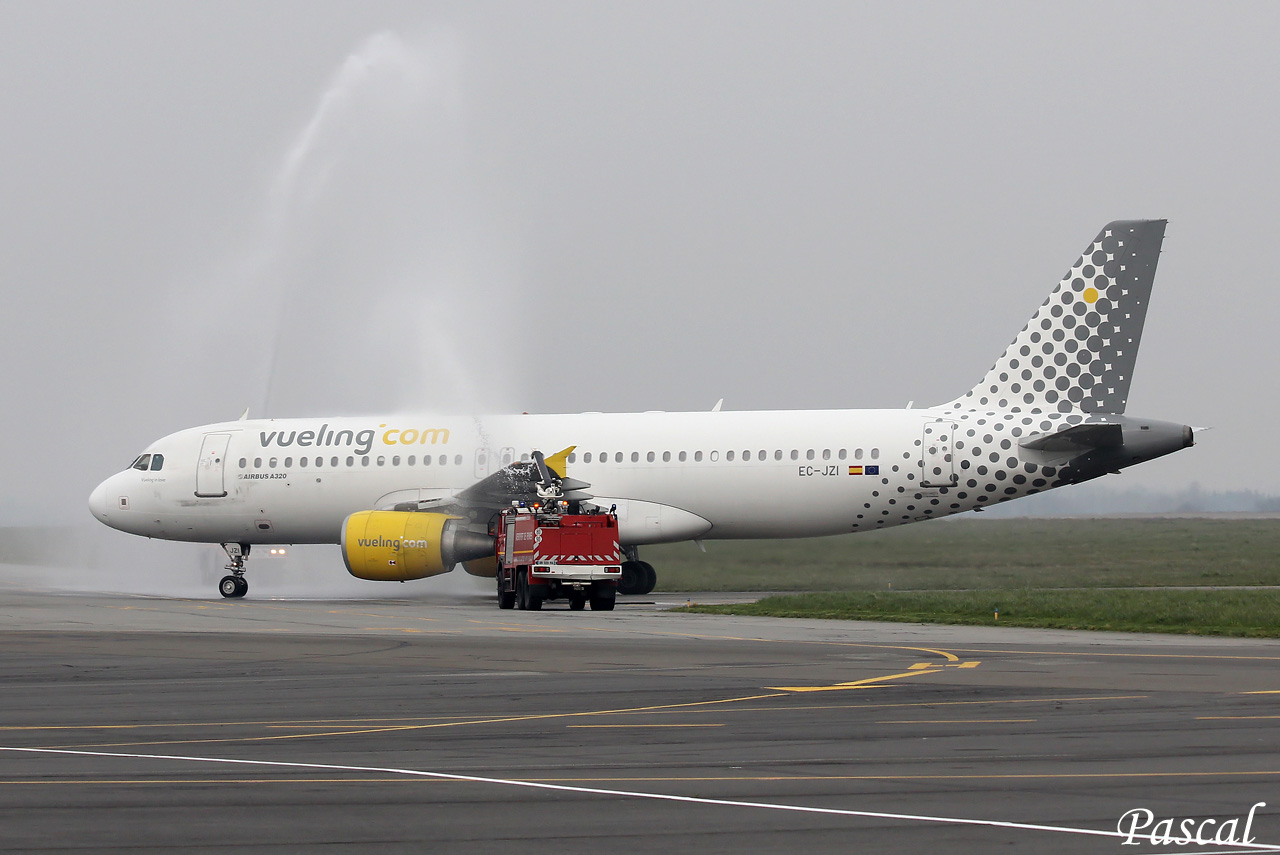 Vueling Airbus A320-214  EC-JZI le 29.03.13 Vueling-4-copie-3d04589