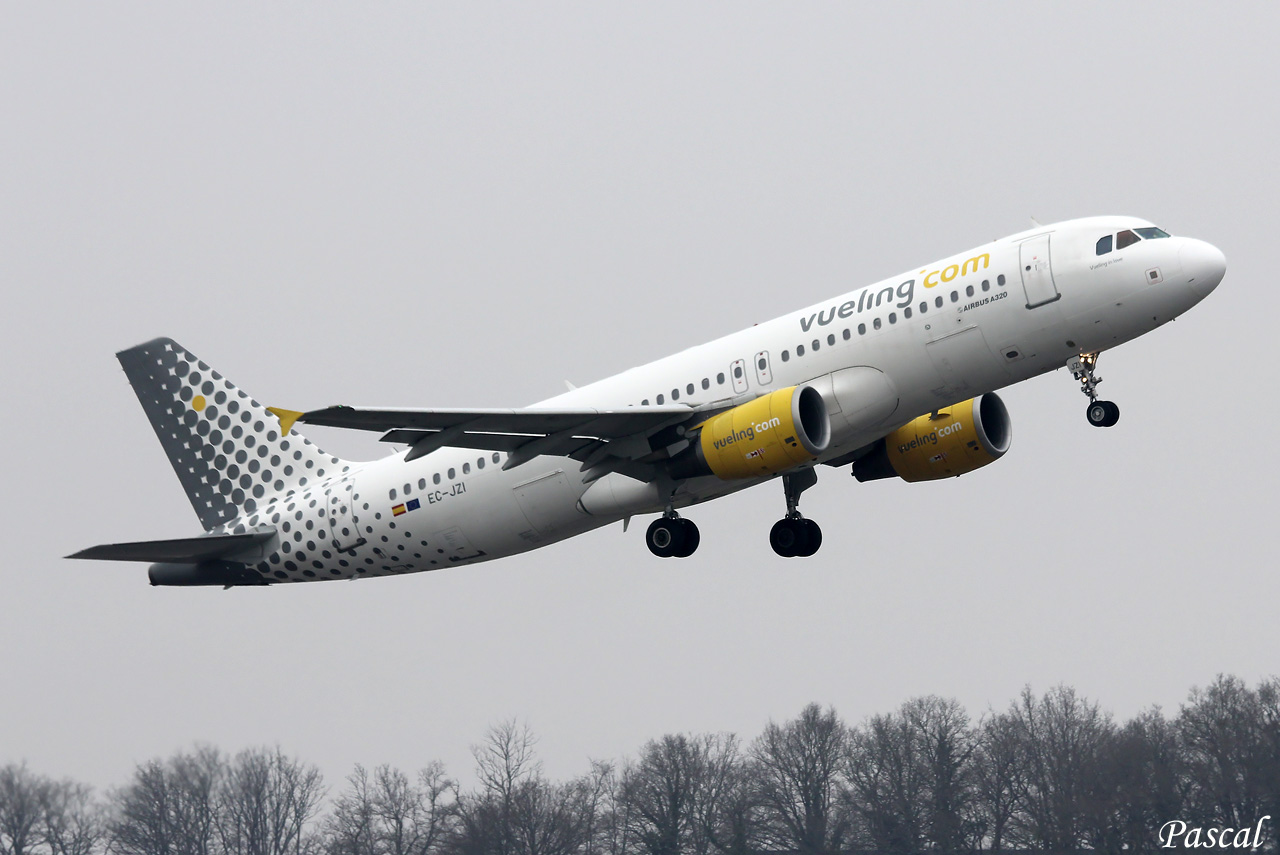 Vueling Airbus A320-214  EC-JZI le 29.03.13 - Page 2 Vueling-21-copie-3d0ce03