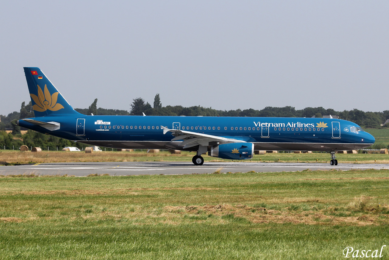 Airbus A321-231 Vietnam Airlines VN-A605 / D-AZAH "AIB699C" le 09.07.13 Hel-12-copie-3f82488