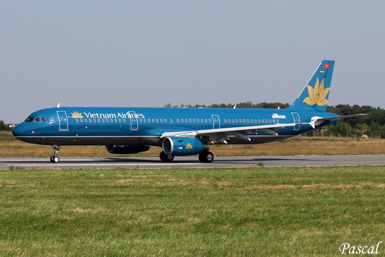 Airbus A321-231 Vietnam Airlines VN-A605 / D-AZAH "AIB699C" le 09.07.13 Hel-13-copie-3f82490