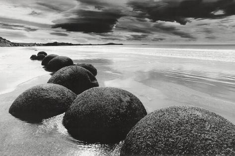 Foto:Bardh e Zi (black & white) - Faqe 7 Boulders-on-the-beach