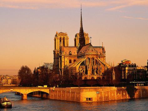 اعطيك اسم مدينة وتجيب صورتهاا ارجو التثبيت Walter-bibikow-morning-light-on-notre-dame-paris-france