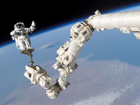 la flamme olympique dans l'espace Stocktrek-images-astronaut-anchored-to-a-foot-restraint-on-the-international-space-station-s-canadarm2