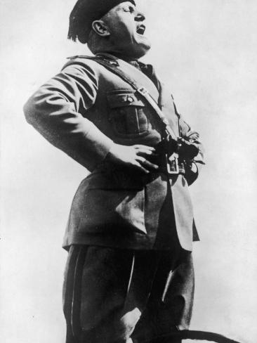 [Accepté] Royaume d'Italie  Benito-mussolini-italian-dictator-in-arrogant-pose-giving-a-speech