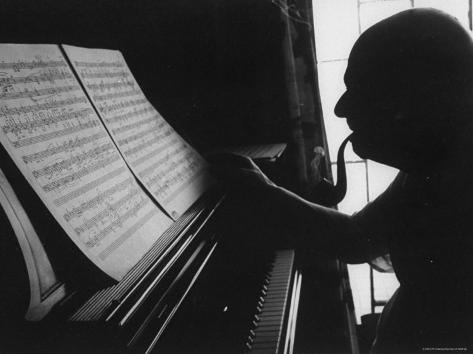 La pipe : un art de vivre ou une pratique ringarde ? Gjon-mili-cellist-pablo-casals-at-the-piano-studying-a-musical-score-and-smoking-pipe_i-G-27-2780-4ZTTD00Z