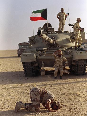 موسوعة: صور الجيش السعودي"احفاد الصحابه" HD J-scott-applewhite-saudi-arabia-army-saudi-soldier-praying-tank_i-G-65-6536-UUC4100Z