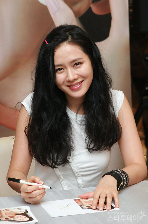 [19/5/2009] Son Ye Jin tham gia ký tặng fans 0090002107314_0