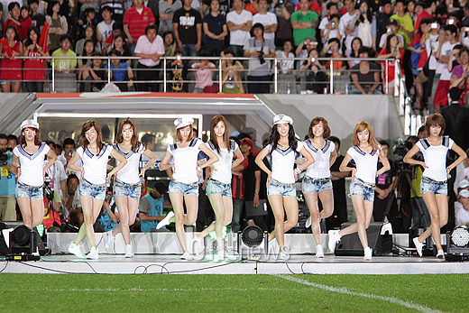 [26.07] SNSD & Son Dambi au match amical entre Manchester United et FC Seoul C6b99f2cef7d8dd3d55458b0795e997b