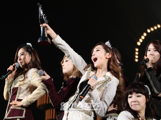 [FANTAKEN/OFFICIAL][11-01-2012] SNSD @ 26th Golden Disk Awards’ - Kyocera Dome , Oska, Japan Htm_20120112222957875