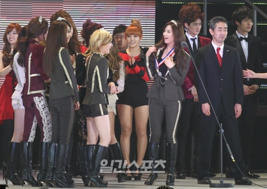 [FANTAKEN/OFFICIAL][11-01-2012] SNSD @ 26th Golden Disk Awards’ - Kyocera Dome , Oska, Japan Htm_2012011222424c010c011