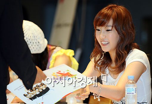 Girl's Generation / SNSD  - Page 3 200906071553348319051A_6