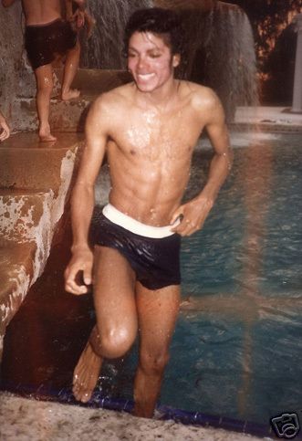 THE HUGE MJ PICTURES THREAD Michael_Jackson_Swimming