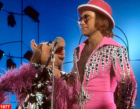 ELTON JOHN - Discografía comentada: ¡Último repaso a 30 años de carrera y cerramos! - Página 10 Muppeteltonjohn