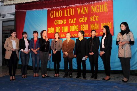 Hoa hậu Ngọc Hân về quê lúa làm từ thiện  20110324175126_q7