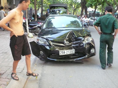 Hà Nội: Xe Altis mất lái gây tai nạn trên phố  20110727180934_2