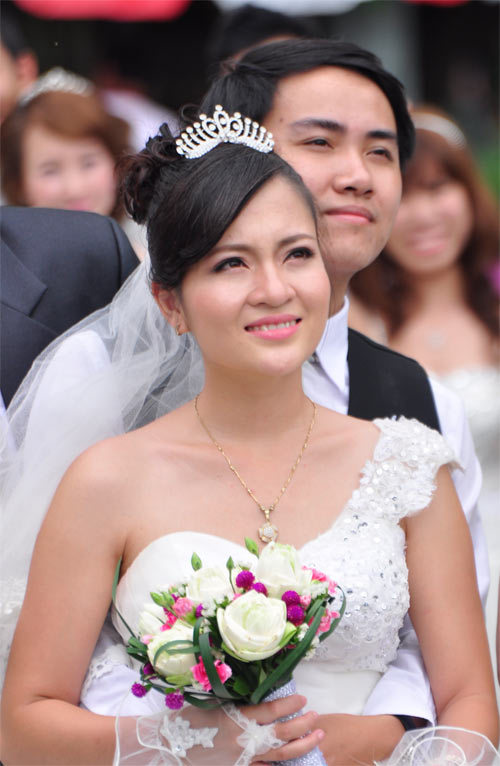 Ngắm những cô dâu xinh đẹp tại lễ cầu hôn tập thể  20110822114408_image005