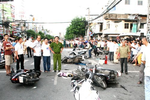 Clip : Ô tô đâm thẳng vào đám đông, 3 người chết, hàng chục người bị thương 20111007180809_2