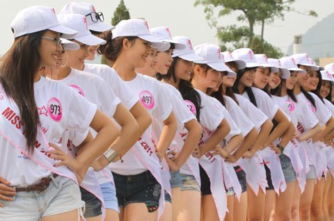 Miss Teen đạp xe làm "náo loạn" Hạ Long  20111104145402_anh%202