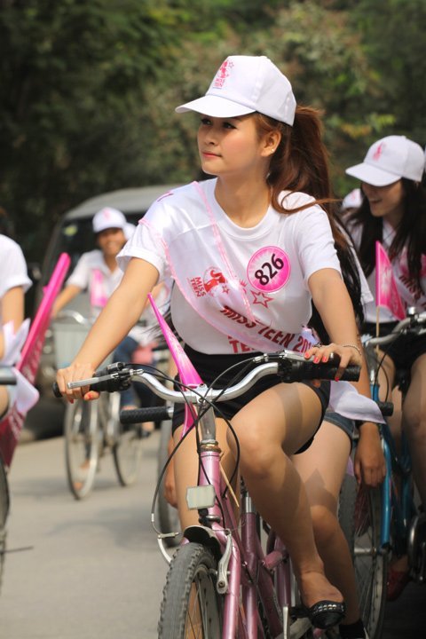 Miss Teen đạp xe làm "náo loạn" Hạ Long  20111104145402_anh%204