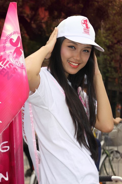 Miss Teen đạp xe làm "náo loạn" Hạ Long  20111104145414_anh%206