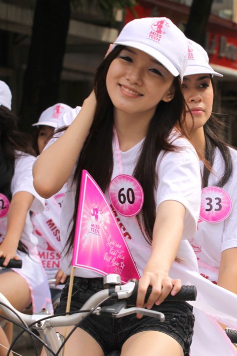 Miss Teen đạp xe làm "náo loạn" Hạ Long  20111104145414_anh%207