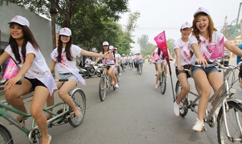 Miss Teen đạp xe làm "náo loạn" Hạ Long  20111104145513_anh%2015