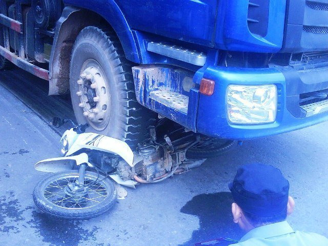 Nữ sinh chết thảm dưới gầm xe tải ( Thị Trấn Nam Đàn ) 20120731141027_anh2vutainan