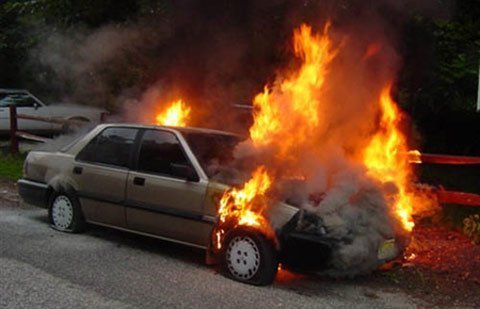 Cách thoát hiểm từ xe hơi đang bốc cháy 20120829161119_ImageHandler.ashx