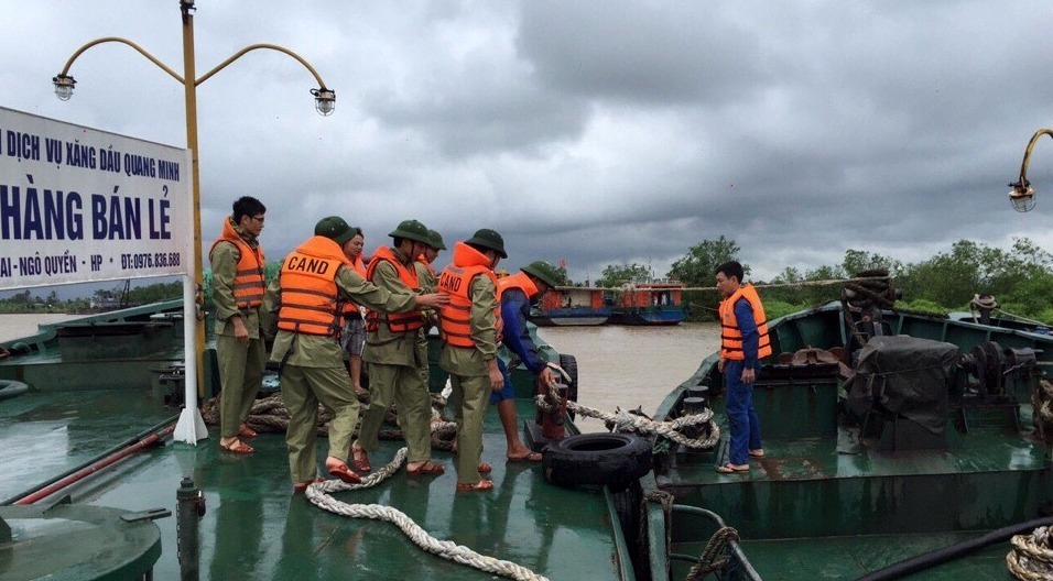 Topics tagged under news on Thái Nguyên News trang tin tức thông tin  giải trí - Page 9 20160819172658-01-canh-sat-duong-thuy-ho-tro-phuong-tien-khu-vuc-cang-hai-phong-neo-dau