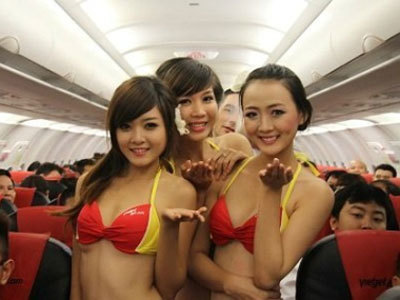 [Internacional] Companhia aérea é multada devido a desfile de biquínis durante voo no Vietnã  20120809155300_c3