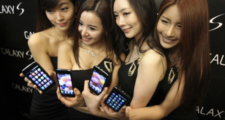 Samsung cắt giảm 30% model điện thoại trong năm 2015 20141118173016-samsung-girl
