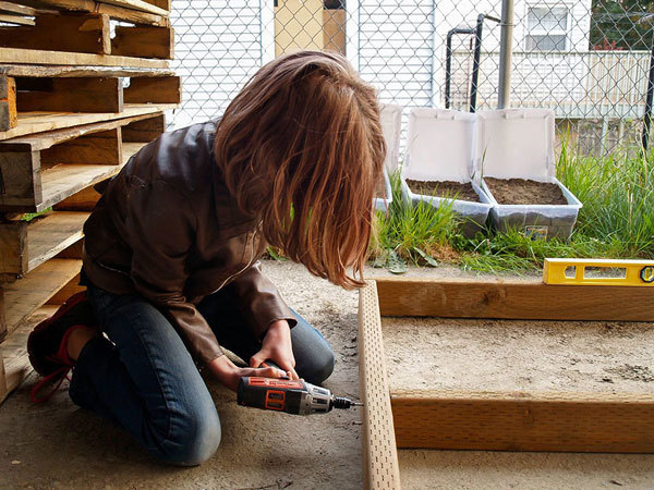 Bé gái 9 tuổi tự tay xây nhà cho người vô gia cư 20150608172100-c5