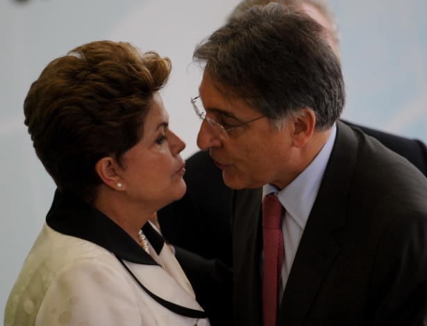 Novo Regime Automotivo Presidente-dilma-rousseff-cumprimenta-o-ministro-fernando-pimentel-desenvolvimento-industria-e-comercio-exterior-durante-cerimonia-de-ampliacao-do-plano-brasil-maior-de-incentivo-a-industria-1333481913879_615x470