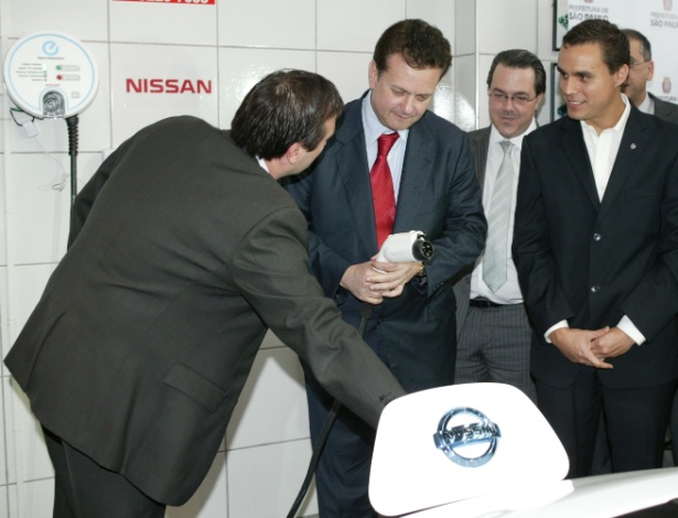 Nissan Leaf O-prefeito-de-sao-paulo-gilberto-kassab-recebe-instrucoes-sobre-recarga-do-taxi-eletrico-nissan-leaf---0562012-1338912646563_615x470