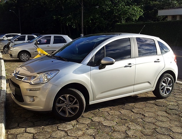 Novo Citroën C3 - Página 9 Mega-parabrisa-invade-parte-do-teto-e-cria-impressao-de-teto-solar-no-novo-c3-fotografado-em-aguas-de-lindoia-sp-espera-se-que-os-vidros-tenham-tratamento-contra-o-sol-1340741991036_615x470