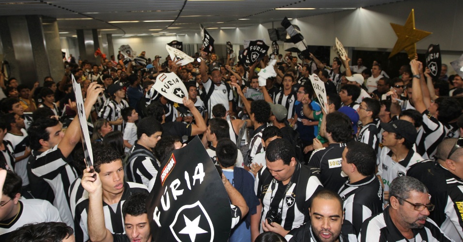 SEEDORF JA TA NO BRAZIL Torcida-enche-saguao-do-aeroporto-para-chegada-de-seedorf-1341578840505_956x500