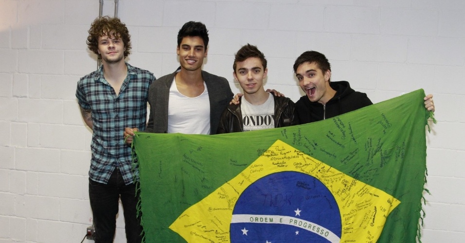 The Wanted Brasil Integrantes-da-banda-the-wanted-recebe-fas-e-posa-com-bandeira-do-brasil-no-camarim-do-hsbc-arena-rio-de-janeiro-28912-1348885611882_956x500