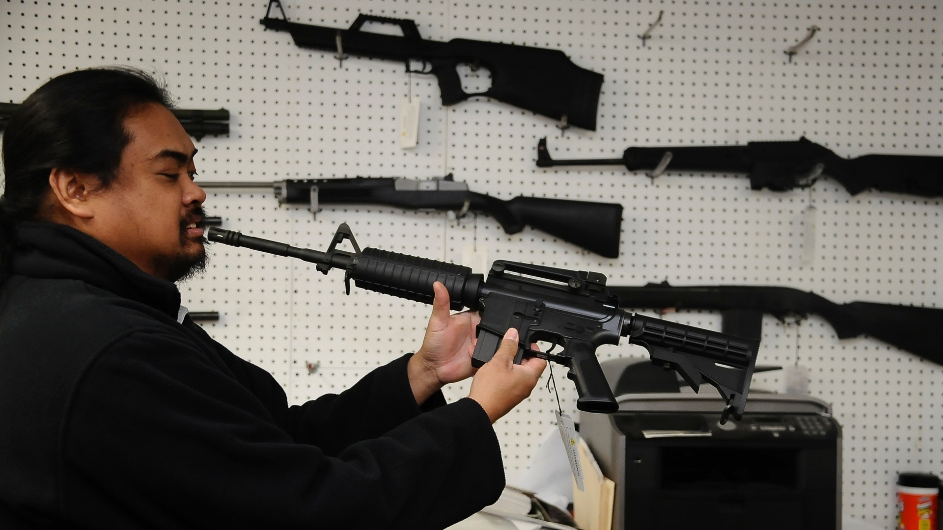 Loja de Armas (Policias) 19dez2012---aristotle-rogel-proprietario-de-uma-loja-de-armamentos-em-burbank-na-california-mostra-um-rifle-semiautomatico-umarex-colt-m4-e-diz-que-armas-como-esta-estao-mais-populares-desde-o-dia-do-1355964403025_1920x1080