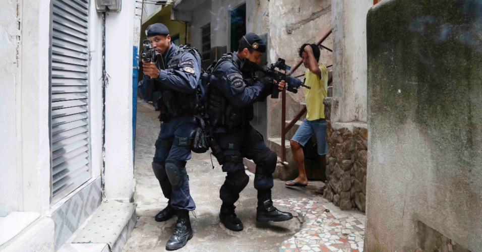 Armée Brésilienne  Policiais-do-bope-batalhao-de-operacoes-especiais-utilizam-a-comunidade-tavares-bastos-na-zona-sul-do-rio-onde-esta-situado-o-quartel-general-da-elite-da-pm-do-rio-para-treinar-taticas-de-incursao-1358545455718_956x500