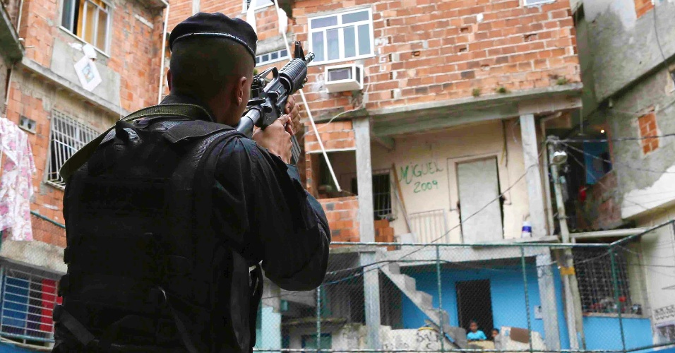 Armée Brésilienne  Policiais-do-bope-batalhao-de-operacoes-especiais-utilizam-a-comunidade-tavares-bastos-na-zona-sul-do-rio-onde-esta-situado-o-quartel-general-da-elite-da-pm-do-rio-para-treinar-taticas-de-incursao-1358545466686_956x500