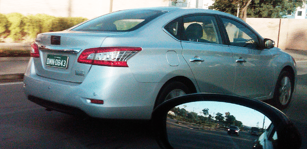 Nissan Sentra - Página 2 Nova-geracao-do-nissan-sentra-circula-apenas-com-emblemas-cobertos-e-placas-verdes-de-teste-em-jundiai-sp-1360079224388_615x300