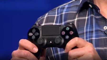 Sony planeja lançar PS4 no Brasil simultaneamente aos EUA; console estará na BGS 2013 Dualshock-4-1361411180630_450x253