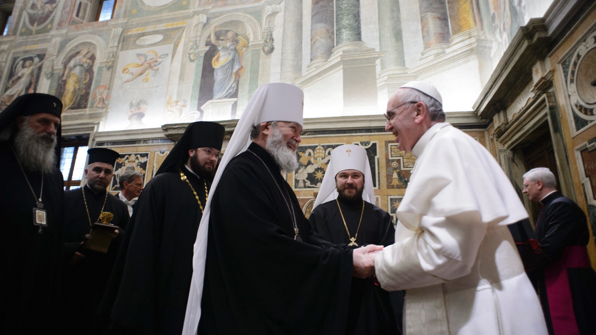 Pastor critica adoção de costumes judaicos por igrejas evangélica brasileiras O-papa-francisco-direita-cumprimenta-lideres-religiosos-durante-reuniao-na-cidade-do-vaticano-nesta-quarta-feira-20032013-reutersosservatore-romano-1363827121025_1920x1080