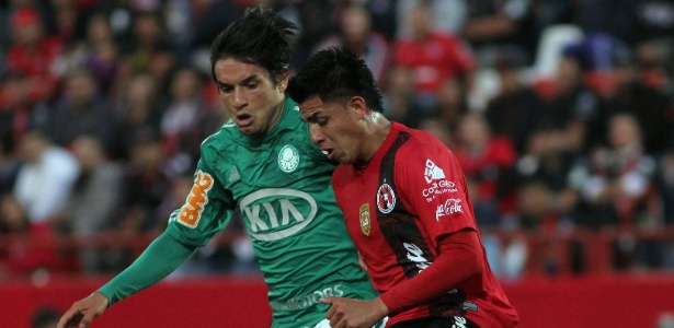 E o meia titular, na falta do Valdívia, é...... 30abr2013---tiago-real-disputa-bola-com-joe-corona-durante-a-partida-entre-tijuana-e-palmeiras-no-mexico-1367377075015_615x300