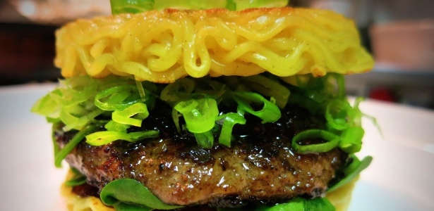 AO PRESIDENTE FELIX Ramen-burger-hamburger-com-pao-de-macarrao-lamen-1375989102281_615x300