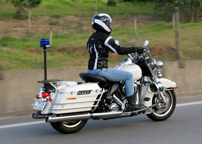 ESSAI du ROAD KING SPECIAL POLICE 2011 - Page 10 Suzane_teste_harley_davidson_road_king_police_2010_10