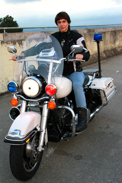 ESSAI du ROAD KING SPECIAL POLICE 2011 - Page 10 Suzane_teste_harley_davidson_road_king_police_2010_18